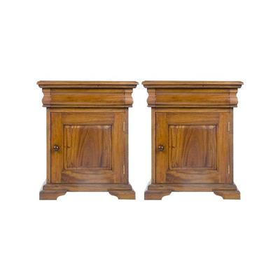 Paire de tables de nuit en acajou massif style colonial Chanay